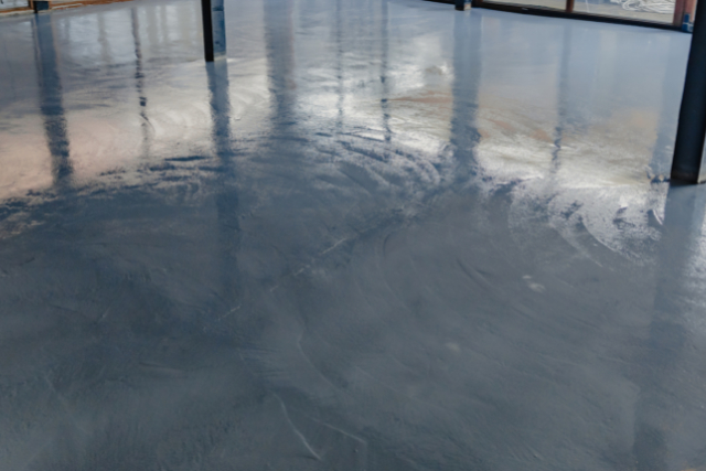 Epoxy resin floor preparation first layer inside the building
